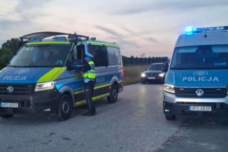 Trwa obława po zabójstwie w Mierzawie. Nie żyje 80-letni mężczyzna, jego żona trafiła do szpitala