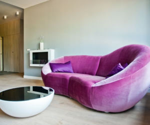Różowa sofa w nowoczesnym wnętrzu