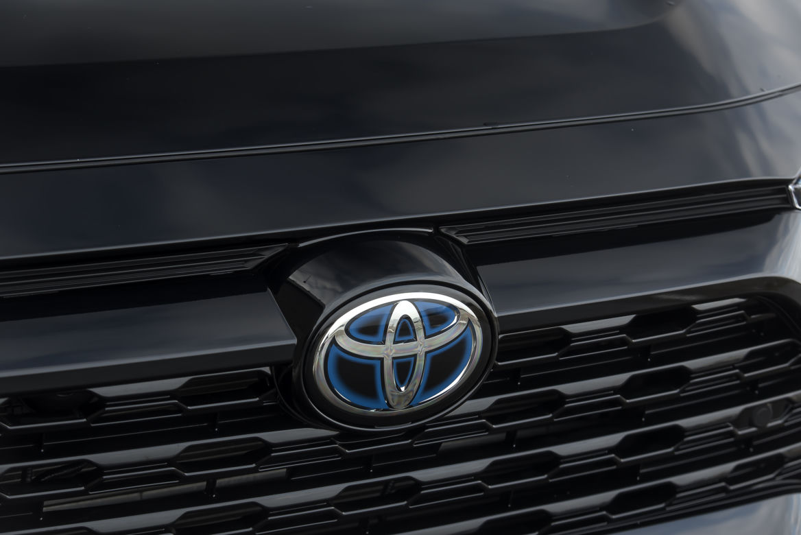 Toyota RAV4 Hybrid i-AWD e-CVT Black Edition by JBL