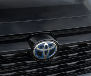 Toyota RAV4 Hybrid i-AWD e-CVT Black Edition by JBL
