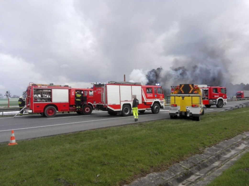 Pożar TIRa z naczepą z kosmetykami na autostradzie A4 