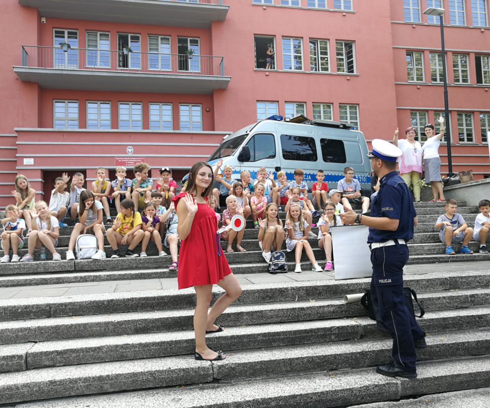 Policjanci z Elbląga odwiedzili uczniów uczestniczących w półkoloniach