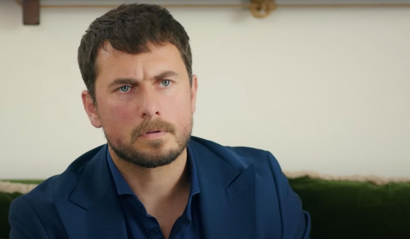 Ege śledzi Melis i dla zmyłki proponuje jej natychmiastowy ślub.