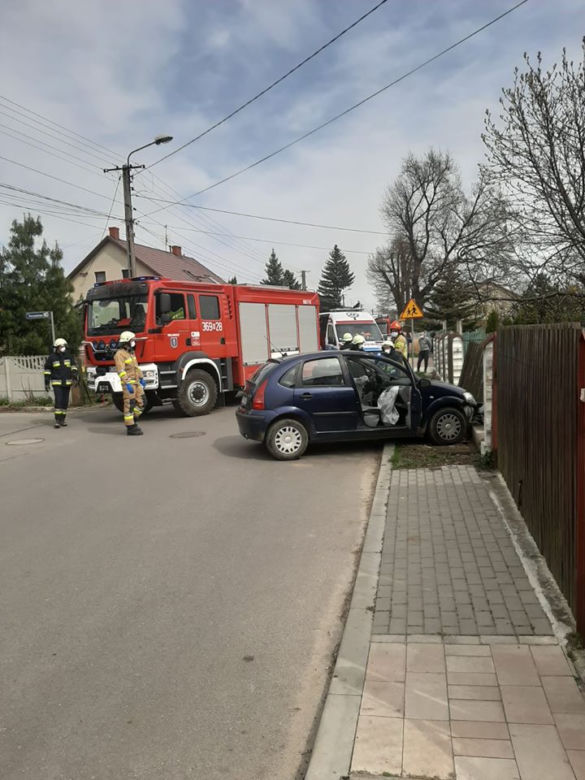 Wojnicz. Osobówka zaparkowała na cudzym ogrodzeniu