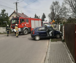 Wojnicz. Osobówka zaparkowała na cudzym ogrodzeniu