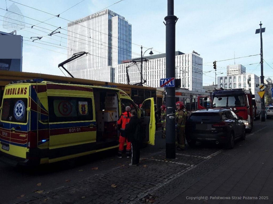 Łódź. Zderzenie dwóch tramwajów w czwartek, 13 listopada. 12 osób poszkodowanych [ZDJĘCIA].