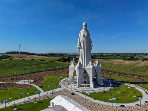 Gigantyczna Maryja w Konotopiu poświęcona. Dwa helikoptery obsypały pomnik płatkami róż