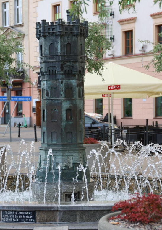 Plac Wolności i jego okolice 100 lat temu oraz w 2024 roku