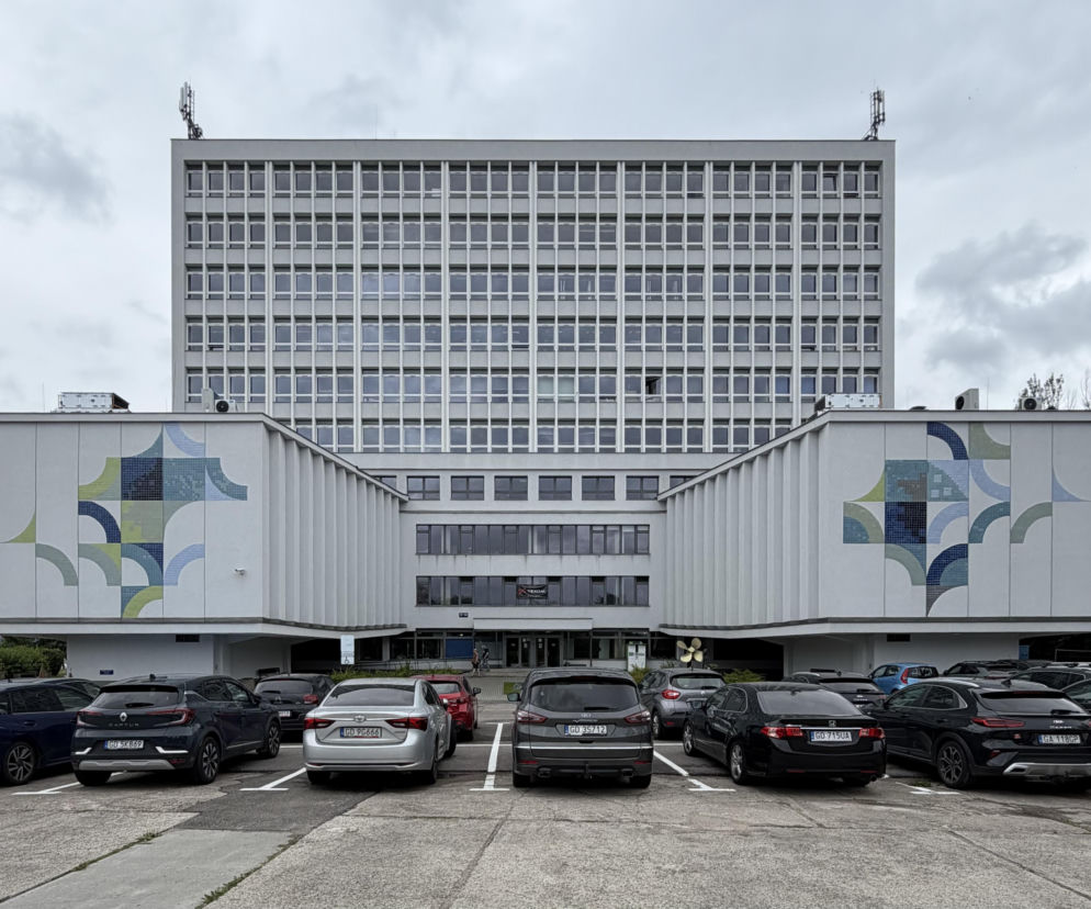 Siedziba Miastoprojektu w Gdańsku z symetrycznymi mozaikami na elewacji. O tym modernizmie przeczytasz na Architektura.