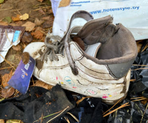 Szymki. Opuszczone koczowisko migrantów przy granicy polsko-białoruskiej / Sołtys wsi Szymki (woj. podlaskie) z rodziną