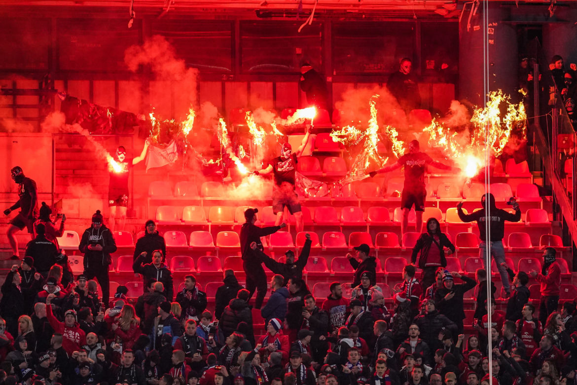 Kibice Wisły Kraków podpalili własny stadion