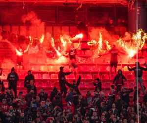 Kibice Wisły Kraków podpalili własny stadion