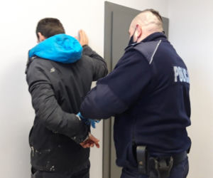 Rawicz. Przyszli do mieszkania 25-latka. Tam doszło do rozboju