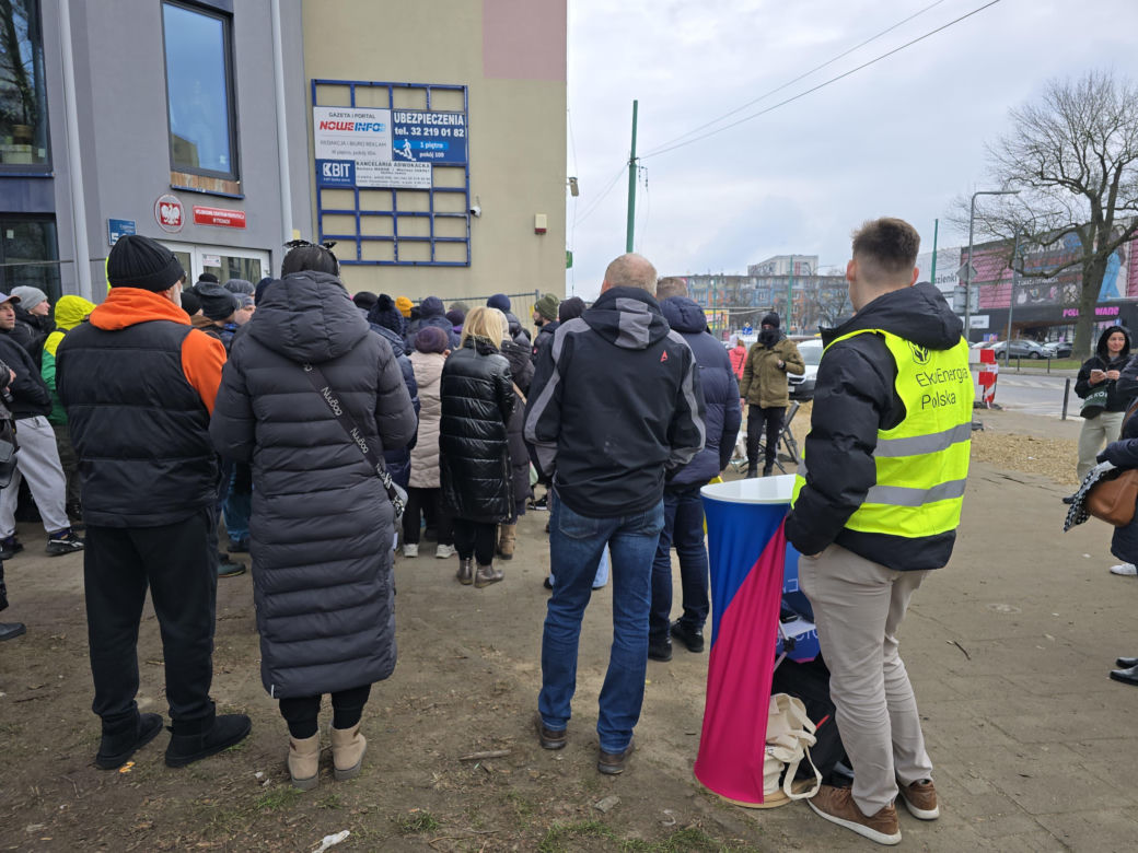 Kilkaset ludzi czeka przed wejściem do punktu obsługi grantobiorców w Tychach