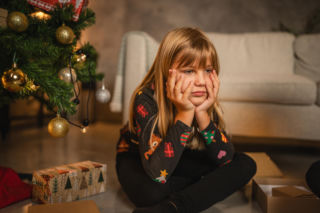 Dziecko dostało prezent i ma skwaszoną minę? Nie przekonuj, że powinno się cieszyć