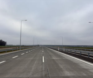 Na autostradzie A2 na wschód od Warszawy prace idą pełną parą, zarówno w dzień, jak i po zmroku