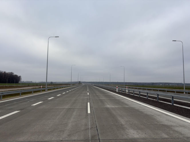 Na autostradzie A2 na wschód od Warszawy prace idą pełną parą, zarówno w dzień, jak i po zmroku