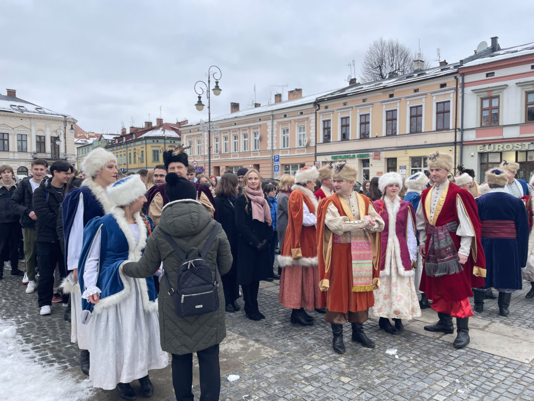 Maturzyści zatańczyli na Rynku poloneza