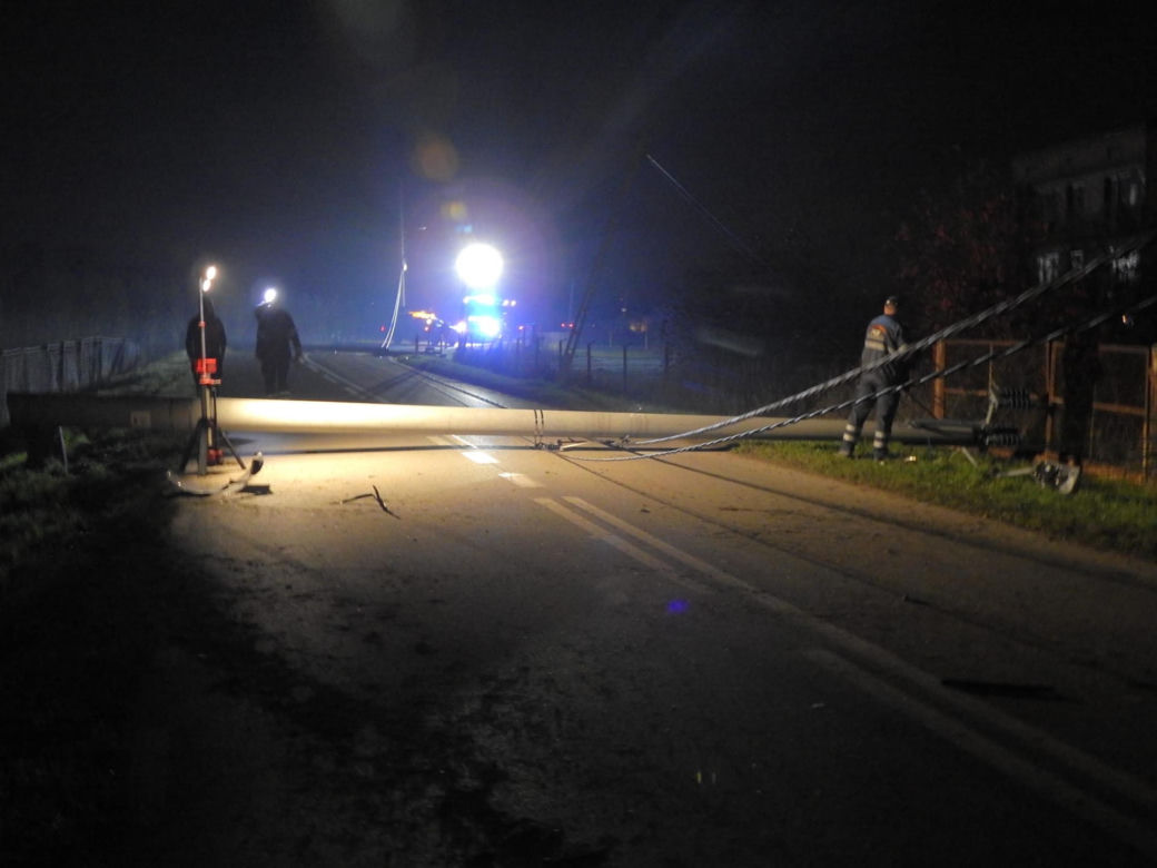 Czersk. Ścięła dwa betonowe słupy z liniami energetycznymi. Do szpitala trafiła jedna osoba