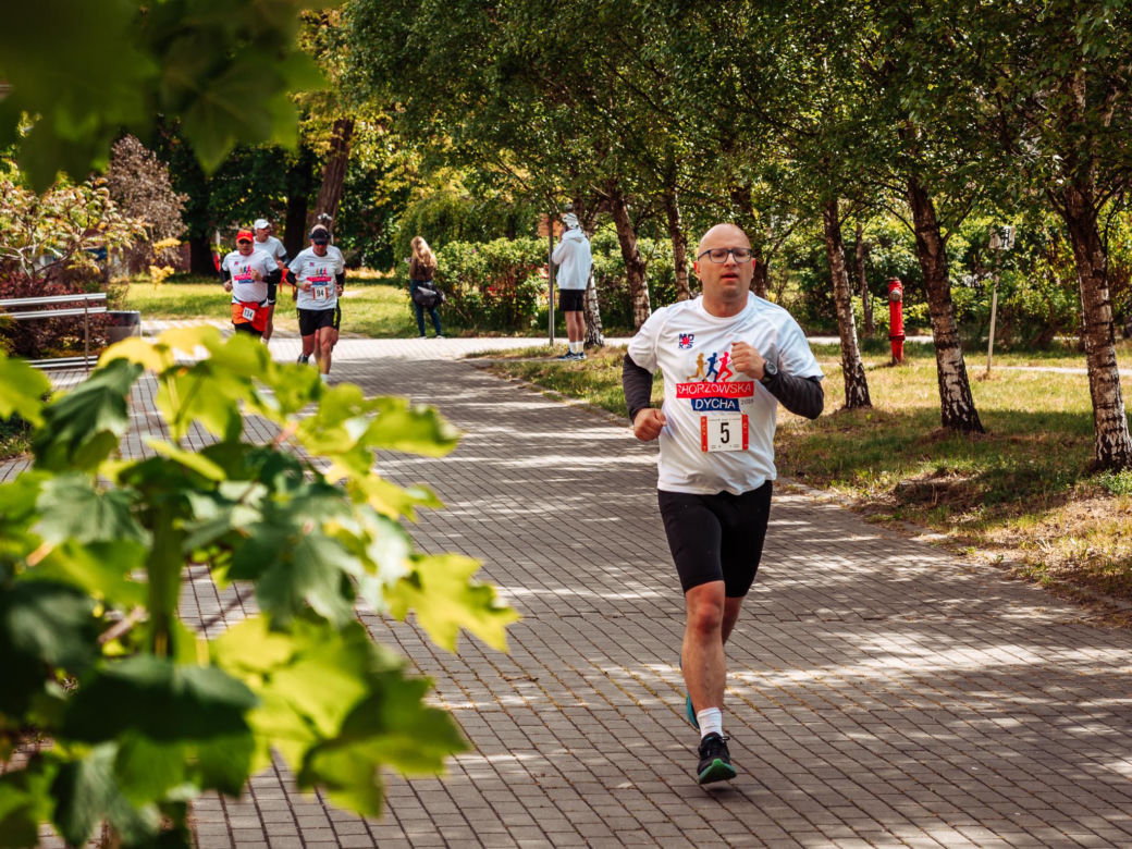 Sportowe emocje w Chorzowie. 150 biegaczy wystartowało w 6. edycji Chorzowskiej Dychy