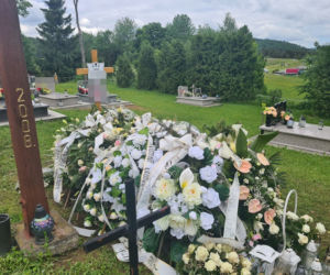 Barwinek. Grób 18-letniej Eweliny w morzu kwiatów i zniczy [ZDJĘCIA]