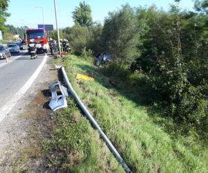 O krok od tragedii w Naszacowicach. Opel uderzył w latarnię i zatrzymał się na skarpie