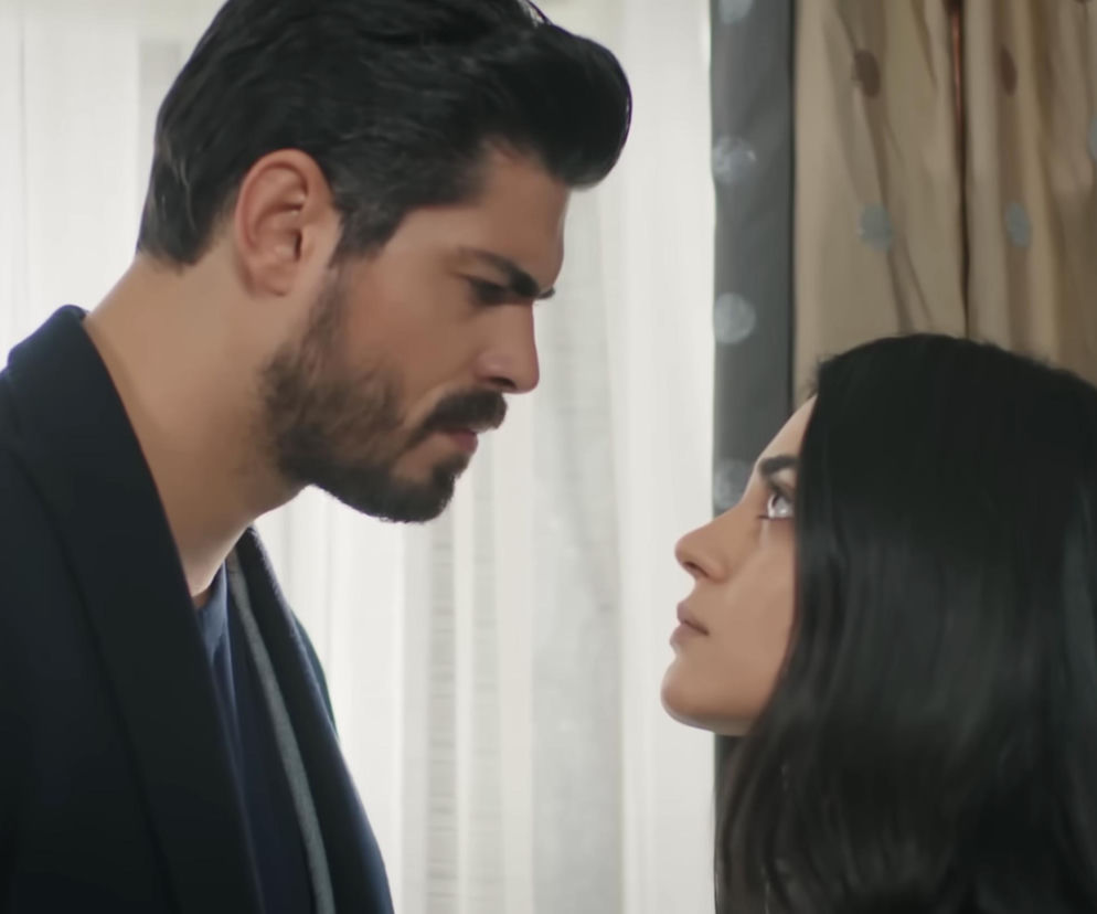 Zrezygnowana Hancer patrzy na Cihana, który grozi jej w 20. odcinku „Panny młodej”. Kadr z serialu ukazuje napięcie między bohaterami, zdominowane przez strach i przymus. Więcej o dramatycznych losach Hancer przeczytasz na Super Seriale.