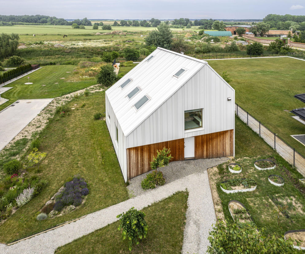 Przepuszczalne nawierzchnie w ogrodzie – jak zatrzymać wodę opadową? 