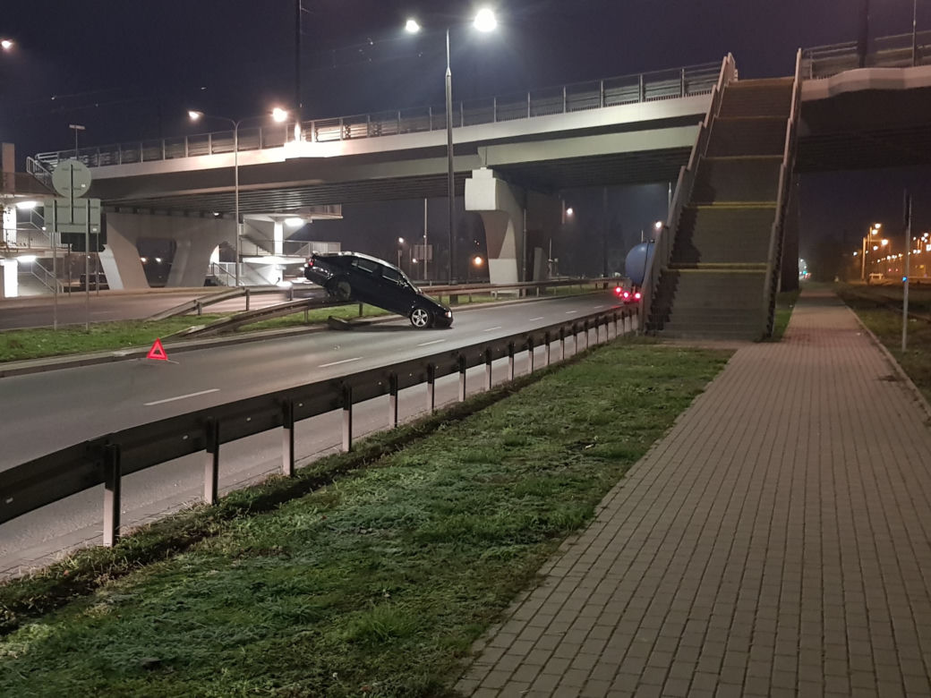 Nietypowy wypadek na Kamiennej w Bydgoszczy! Auto wjechało na barierki! [ZDJĘCIA]