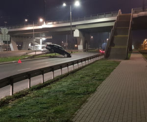 Nietypowy wypadek na Kamiennej w Bydgoszczy! Auto wjechało na barierki! [ZDJĘCIA]