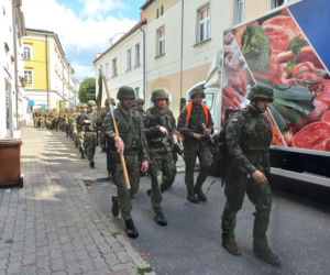 Z Rynku w Lesznie wystartował 7. Rajd na Wschowę. ​Na pamiątkę marszu wojsk w 1939 roku
