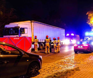 Tragedia w Zabrzu. Pieszy został potrącony przez ciężarowkę, gdy przebiegał przez ulicę koło przystanku [ZDJĘCIA]