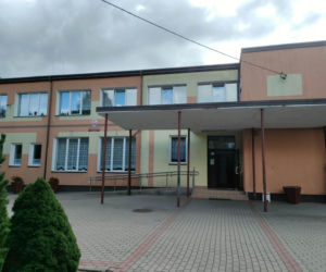 Atak 11-latka na uczennicę w szkole w Ptakach. Raniona 10-latka jeszcze dziś może opuścić szpital