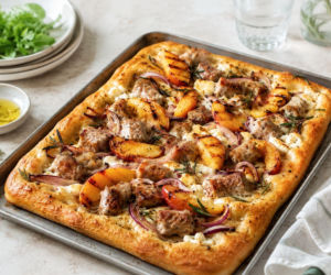 Focaccia z białą kiełbasą i brzoskwiniami. Słodko-słony obiad z ziemi włoskiej do Polski