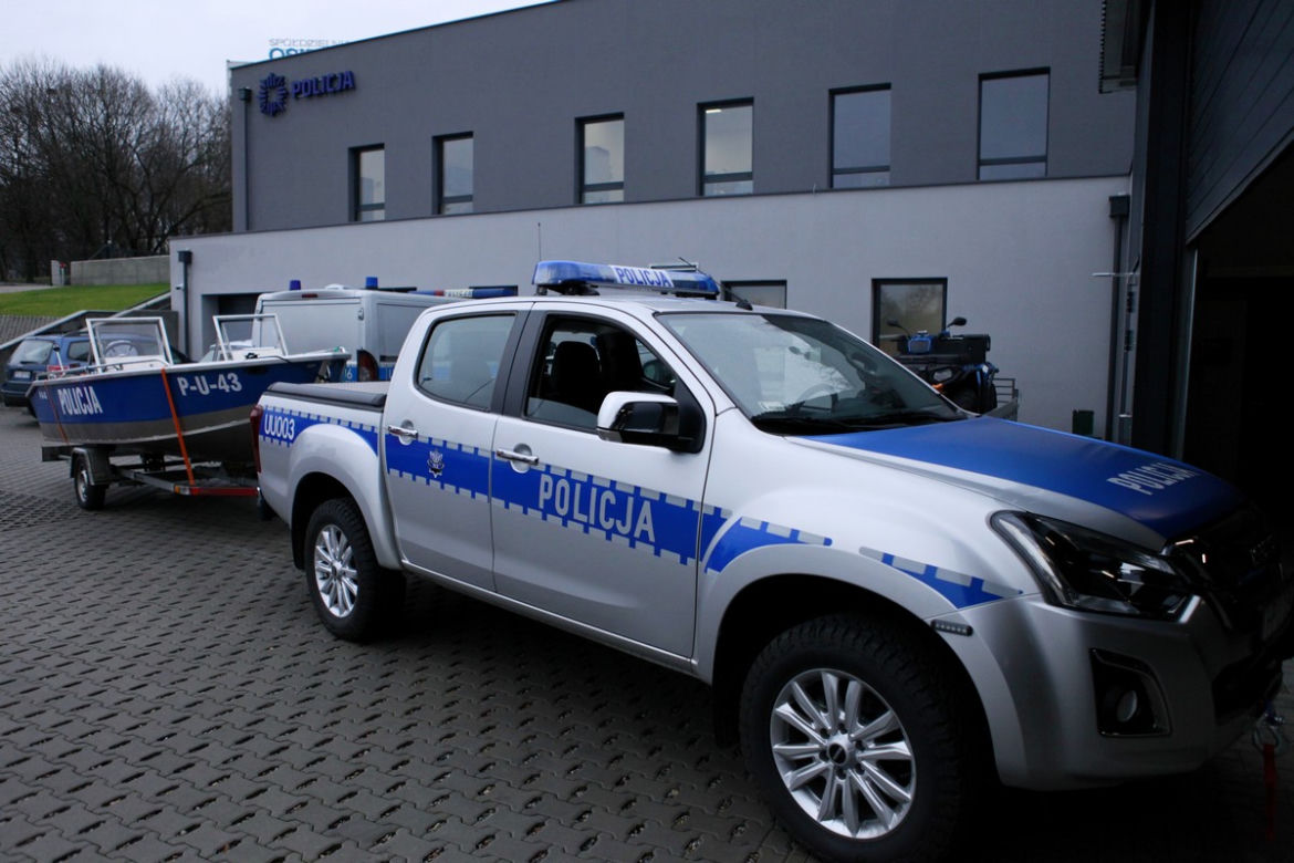 Nowe policyjne Isuzu D-MAX z łodzią motorową w Poznaniu