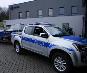 Nowe policyjne Isuzu D-MAX z łodzią motorową w Poznaniu