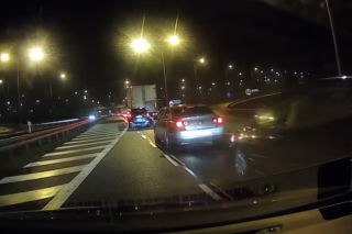 Masz gościu rację, ale nie pojedziemy tak. Polscy kierowcy nie przestrzegają jazdy na suwak - WIDEO