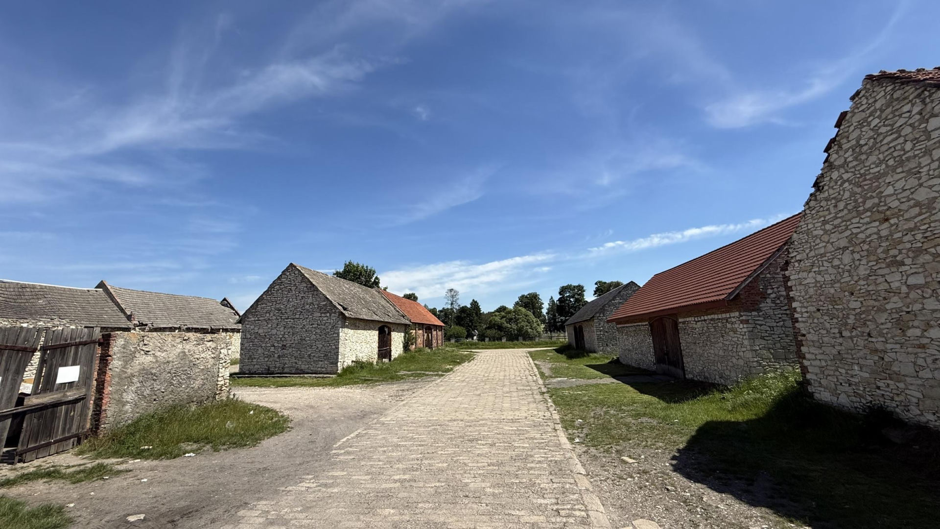 Zespół zabytkowych stodół w Żarkach