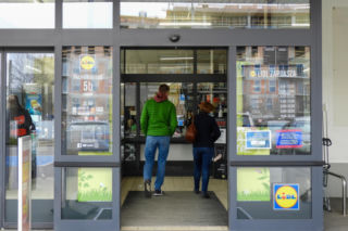 Lidl kusi podwyżkami pensji. Tyle zarobią pracownicy Lidla w 2026 roku