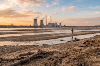 Niski stan wody w Wiśle uderza w energetykę. Czy grożą nam braki prądu?