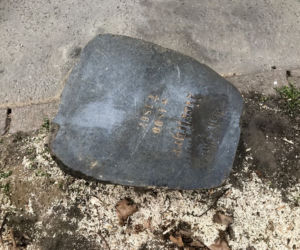 Zabytkowy nagrobek znaleziony w parku w centrum Szczecina