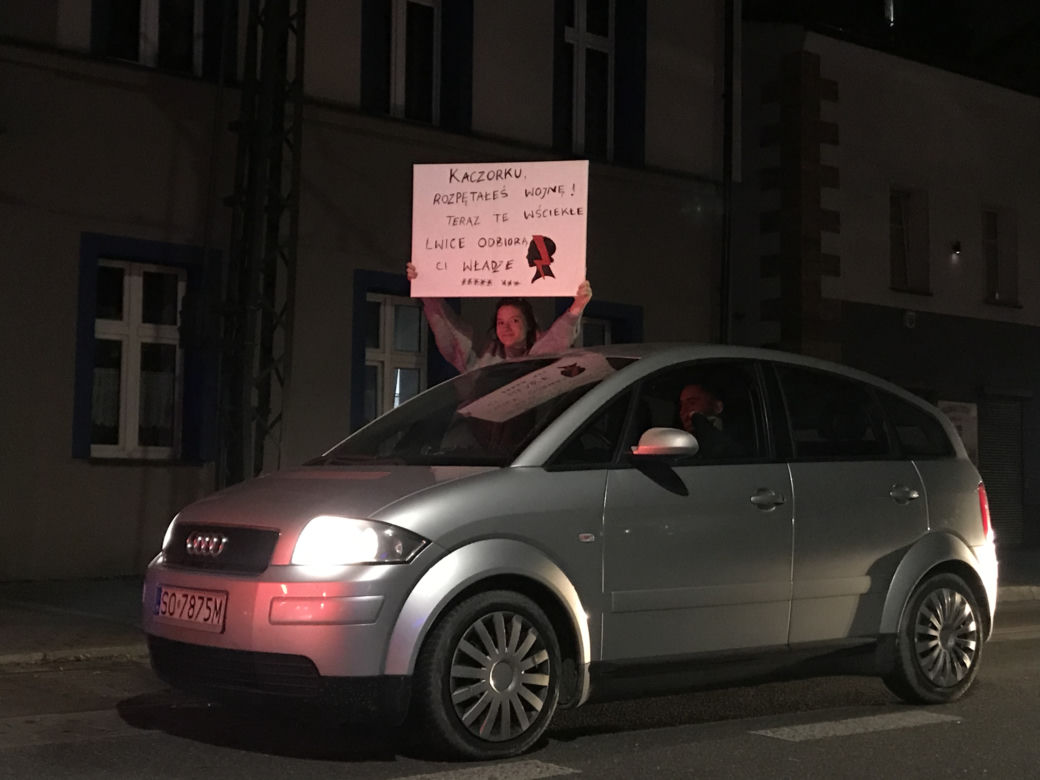 Strajk kobiet w Sosnowcu. Tłumy na ulicach! Wsparcie karetek, medyków i taksówkarzy