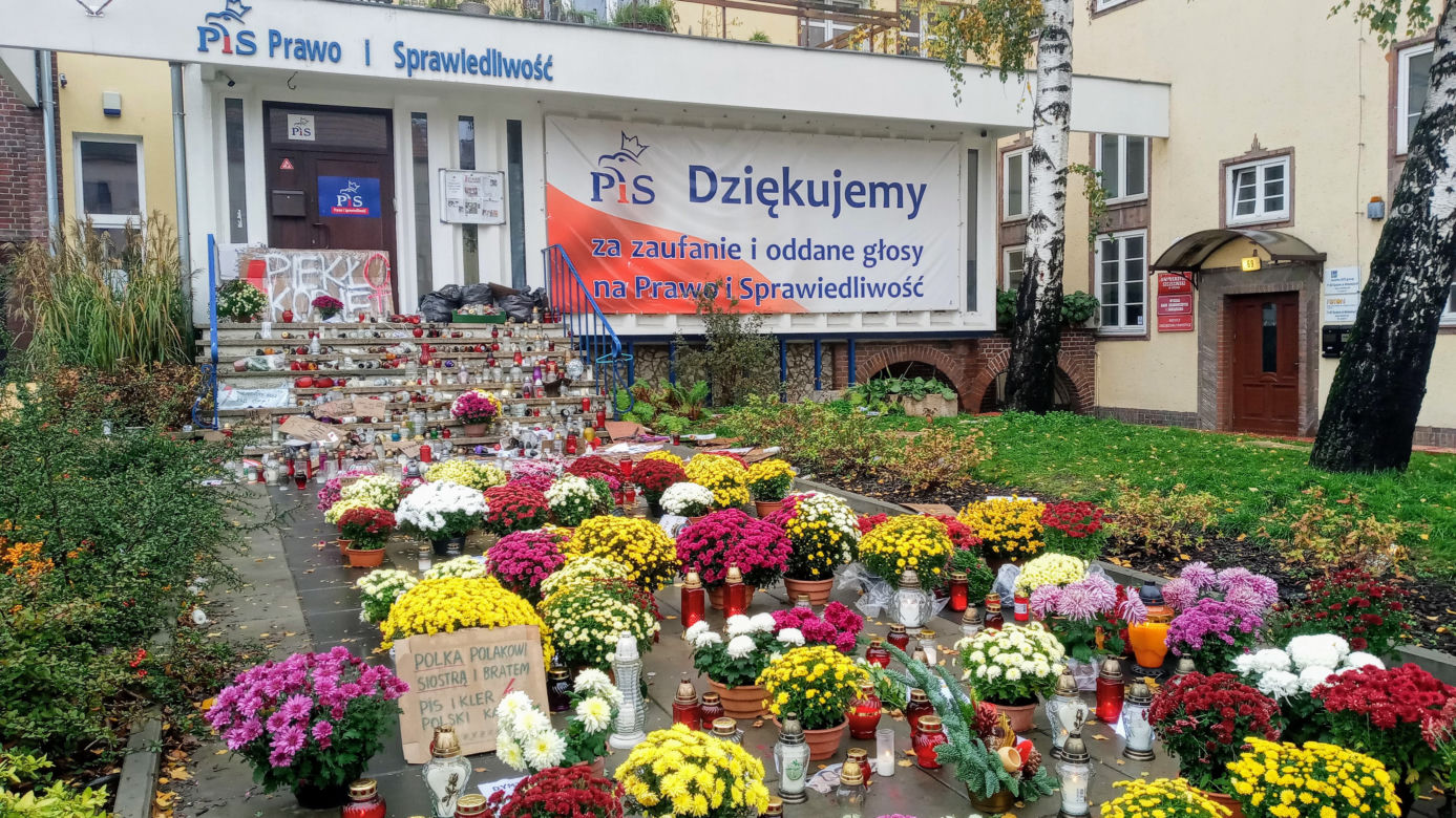 Chryzantemy i znicze pod siedzibą PiS w Szczecinie