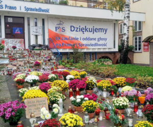 Chryzantemy i znicze pod siedzibą PiS w Szczecinie
