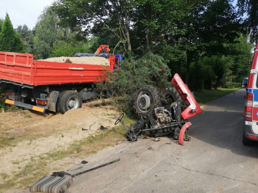 Plewica. Ciągnik rozleciał się na części! Zderzył się z tirem! ZDJĘCIA z fatalnego wypadku!
