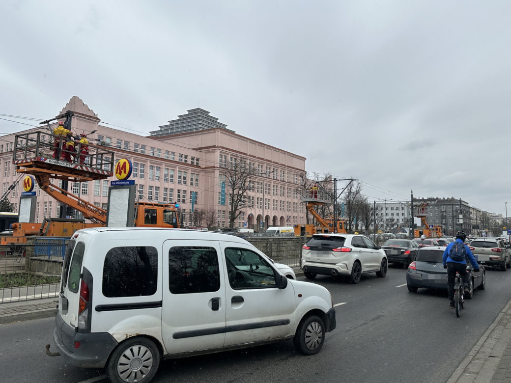Zerwana sieć trakcyjna sparaliżowała ruch tramwajowy. O linię zahaczyła ciężarówka