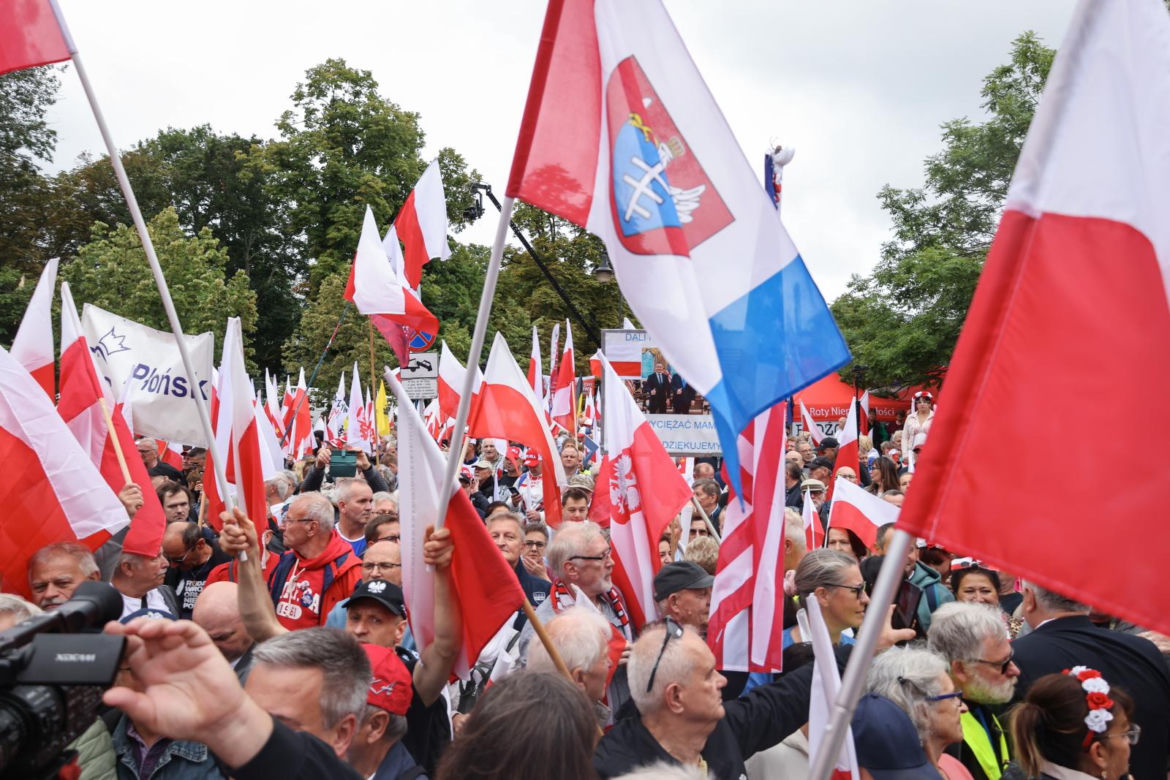 Zwolennicy Karola Nawrockiego pod Sejmem 6.08.2025