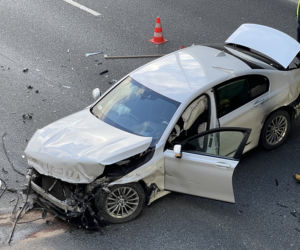 Gigantyczny korek na S8 w kierunku Poznania. BMW huknęło w barierki