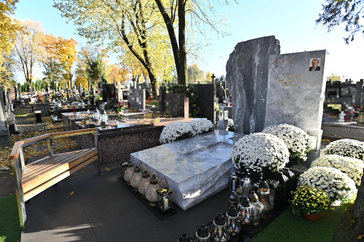Król hoteli spoczął pod Warszawą. Grób Tadeusza Gołębiewskiego robi wrażenie. Przepych aż bije po oczach