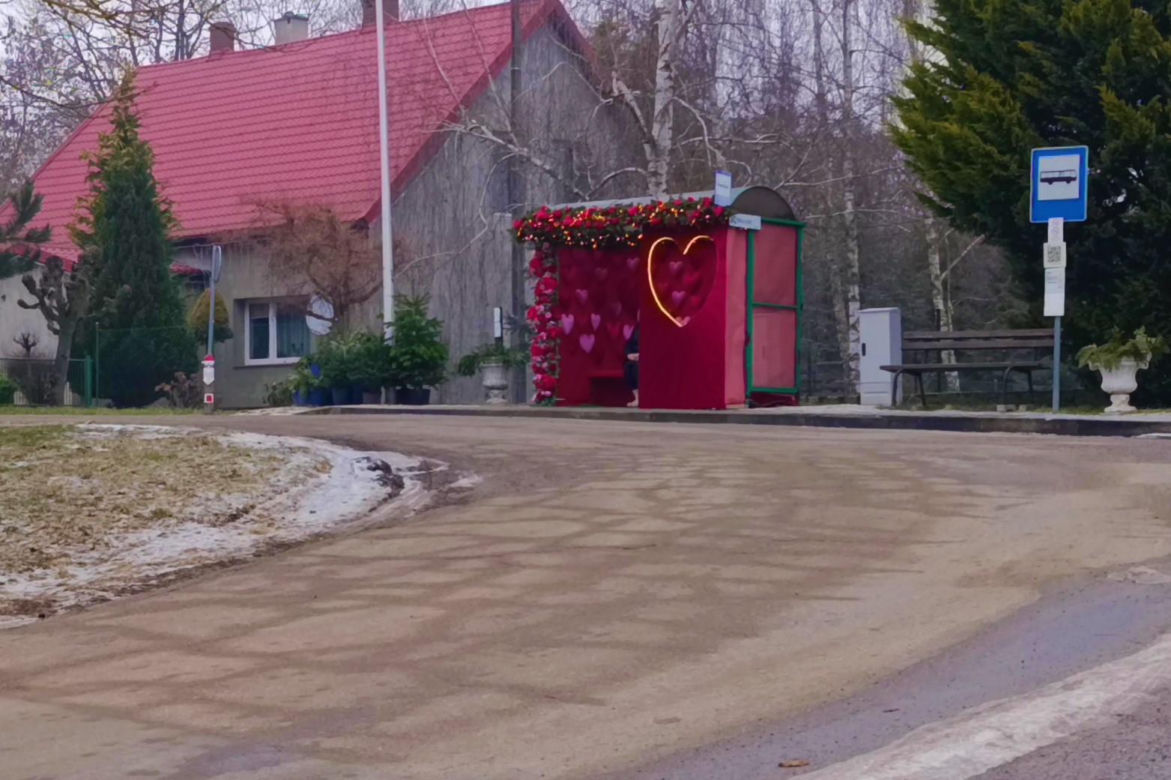 Romantyczny przystanek autobusowy w Moczyłach